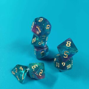 7er Würfelset – Türkis-Lila marmoriert mit Glitzer – goldene Zahlen