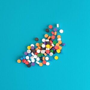 Smaugys Holzscheiben – kleine, farbige Spielmarker - 5er Set