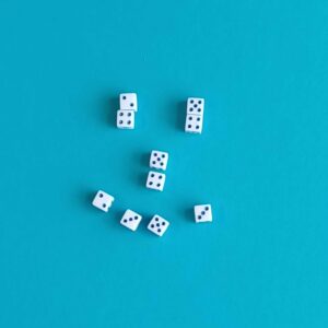 Mini W6 Würfel (10 Stück) – 8 mm – weiß mit schwarzen Punkten