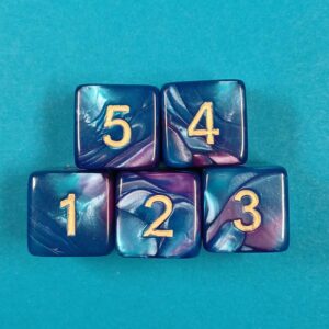 W6 Würfelset (5 Stück) – Petrol-Violett marmoriert – goldene Zahlen