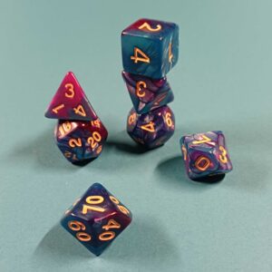 7er Würfelset – Petrol-Violett marmoriert – goldene Zahlen