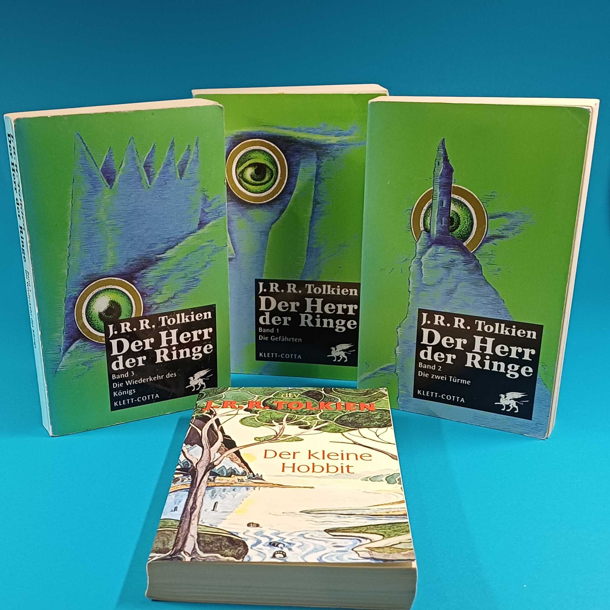 Der Herr der Ringe (3 Bände) + Der kleine Hobbit – J.R.R. Tolkien Buchbundle
