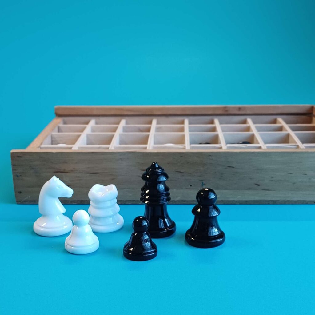 Schachfiguren mit Holzbox