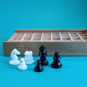 Schachfiguren mit Holzbox