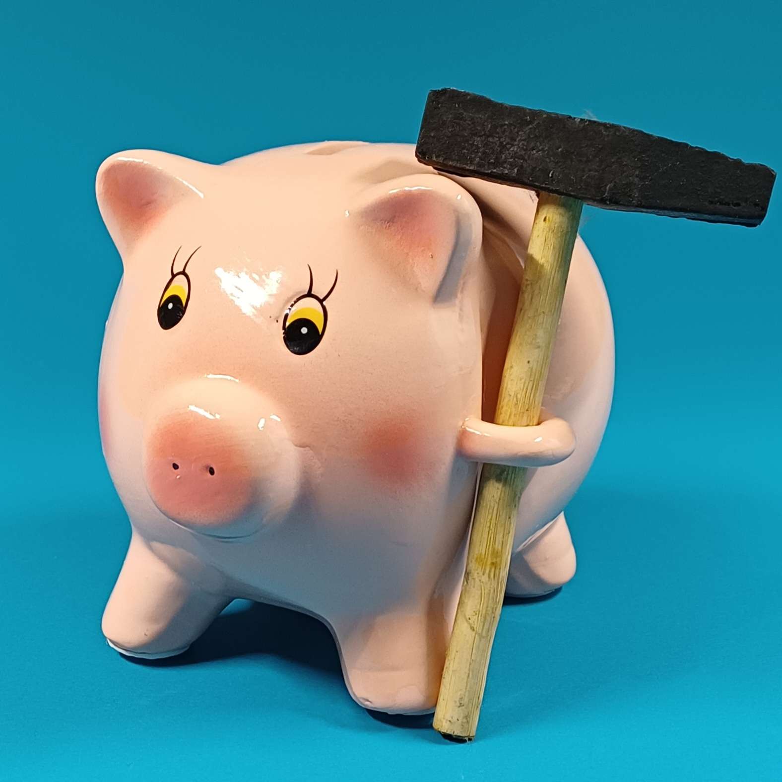 Sparschwein mit Hammer