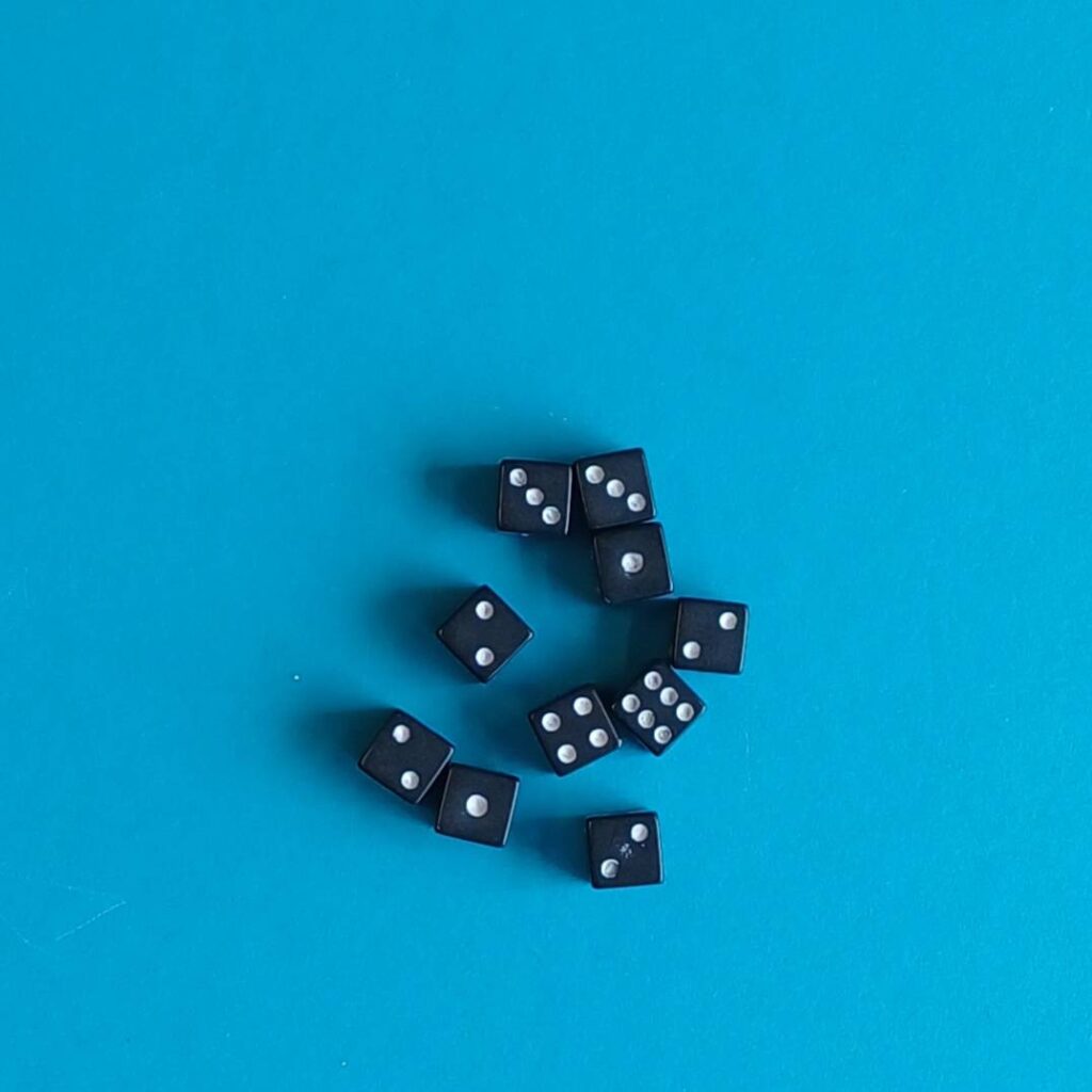 Mini W6 Würfel (10 Stück) – 8 mm – schwarz mit weißen Punkten