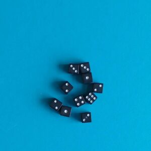 Mini W6 Würfel (10 Stück) – 8 mm – schwarz mit weißen Punkten