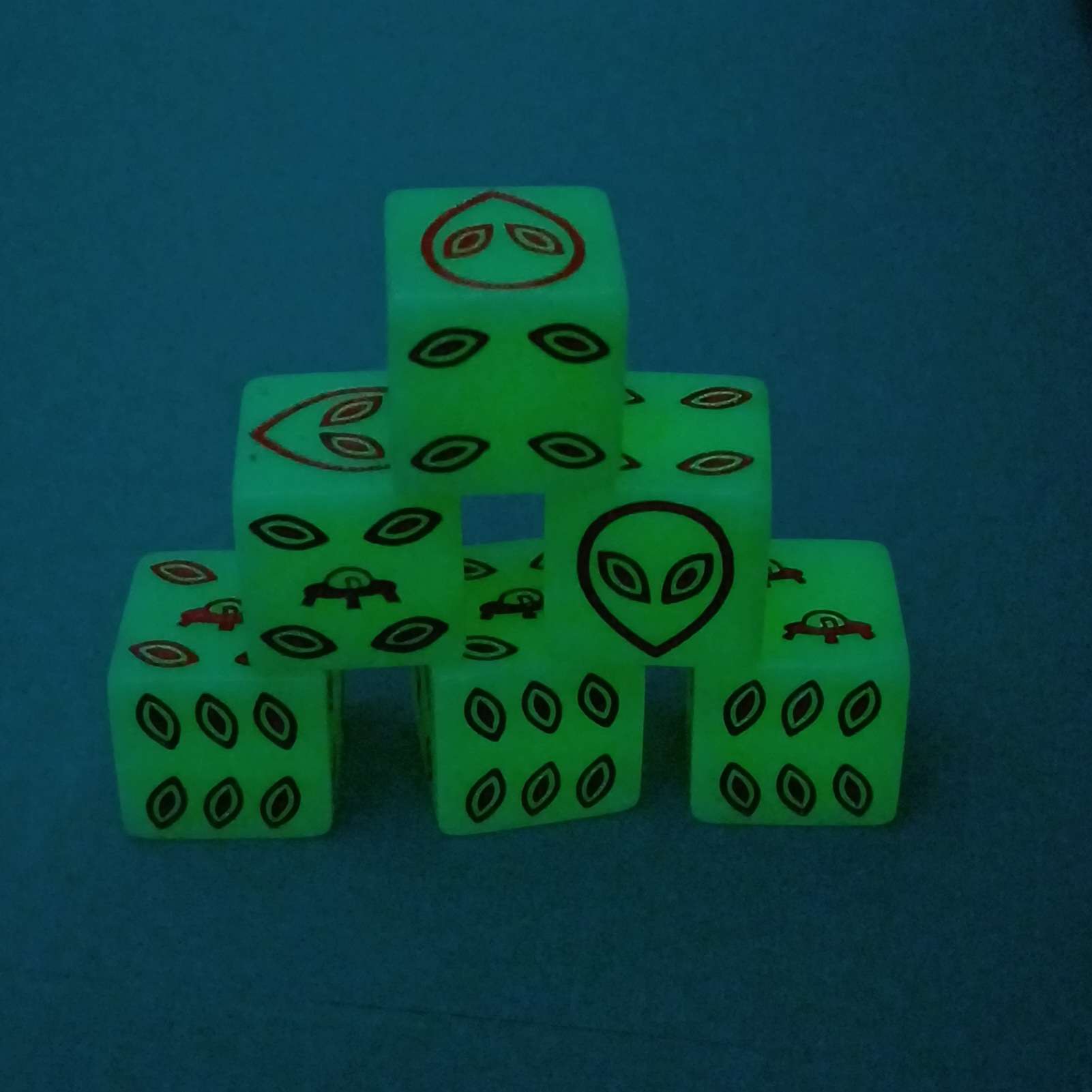 6 fluoreszierende Alien-Würfel – W6 – 16 mm – Bild 5