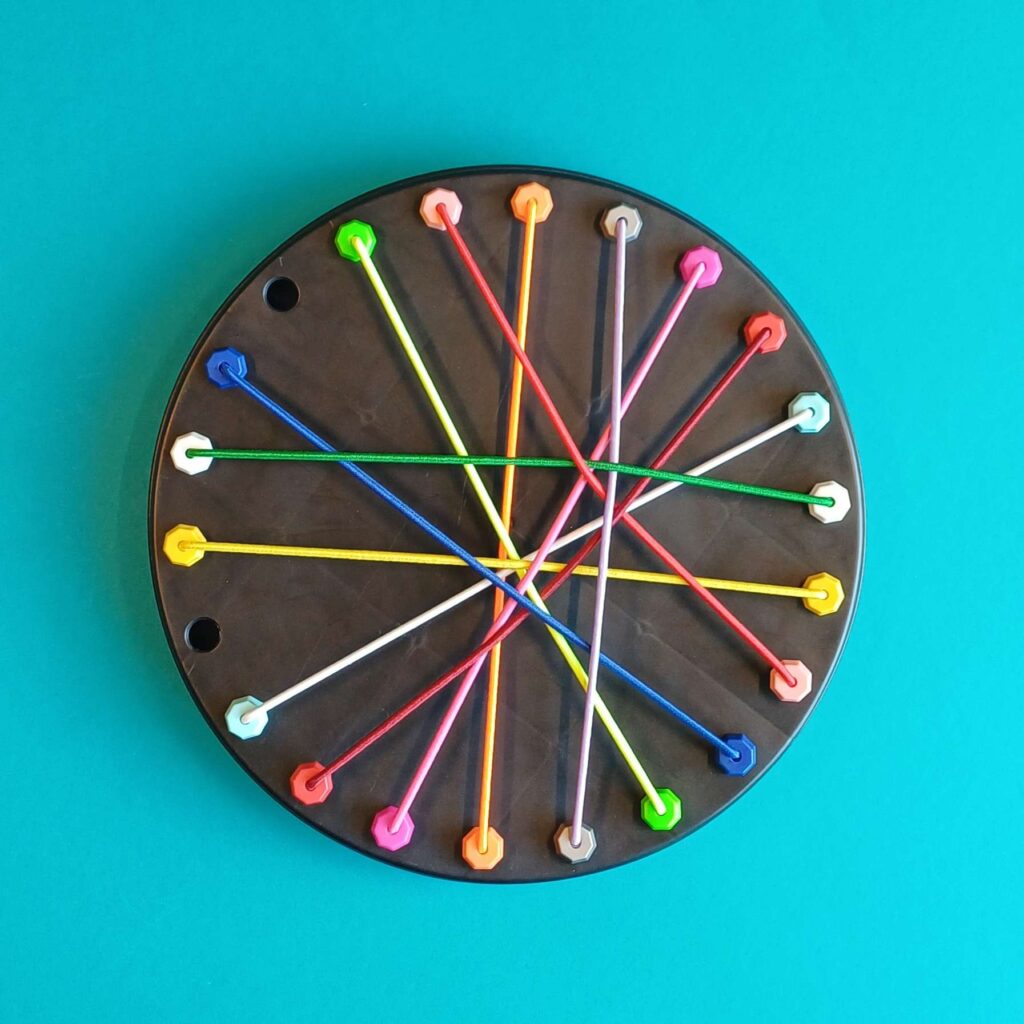 Fadenspiel aus Kunststoff – Geschicklichkeitsspiel mit bunten Schnüren