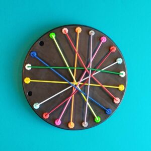 Fadenspiel aus Kunststoff – Geschicklichkeitsspiel mit bunten Schnüren