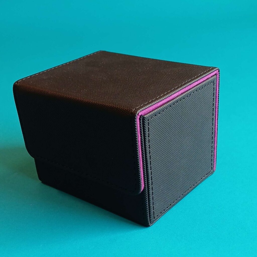Premium Kartenbox für Sammelkarten – Schwarz/Violett mit Magnetverschluss