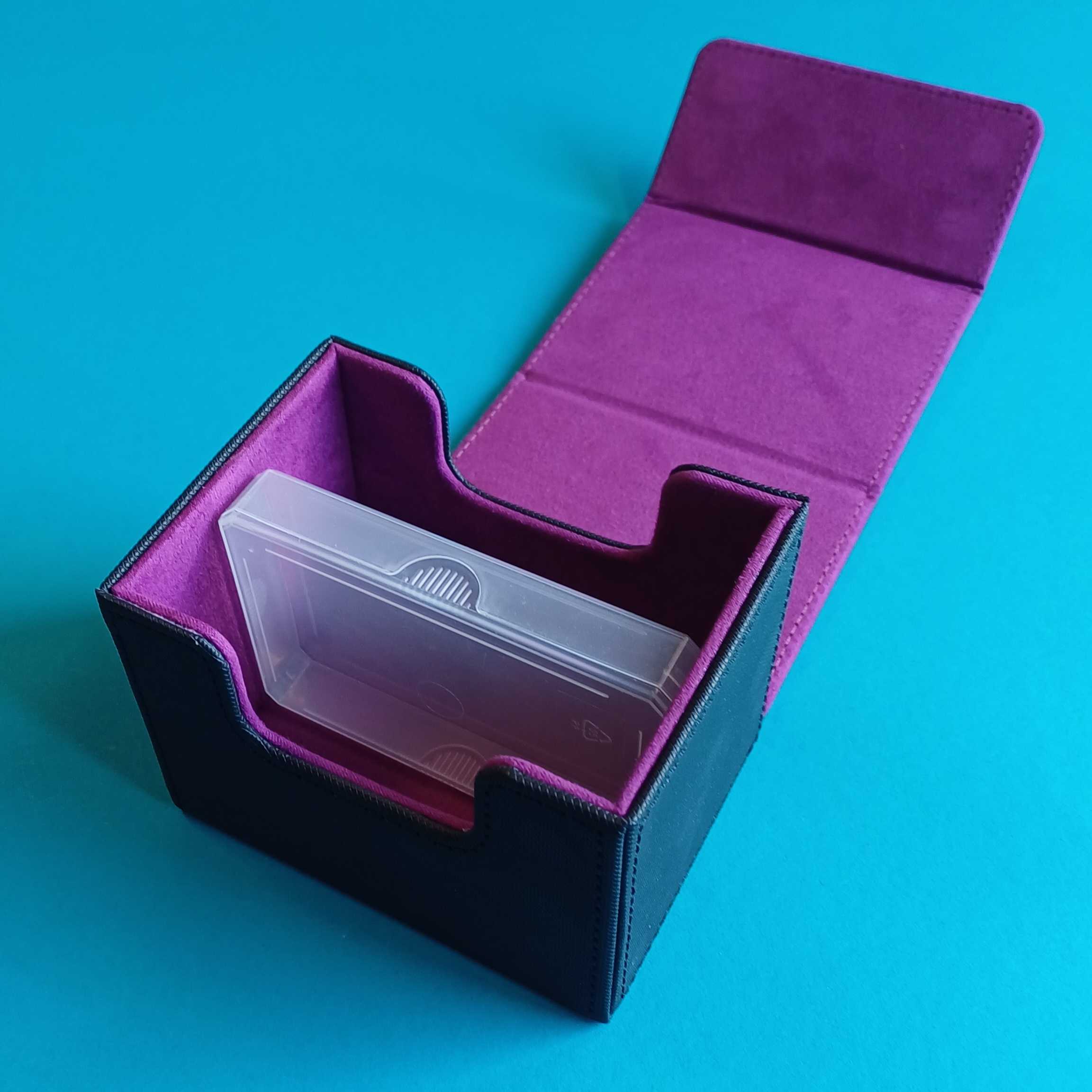 Premium Kartenbox für Sammelkarten – Schwarz/Violett mit Magnetverschluss – Bild 3