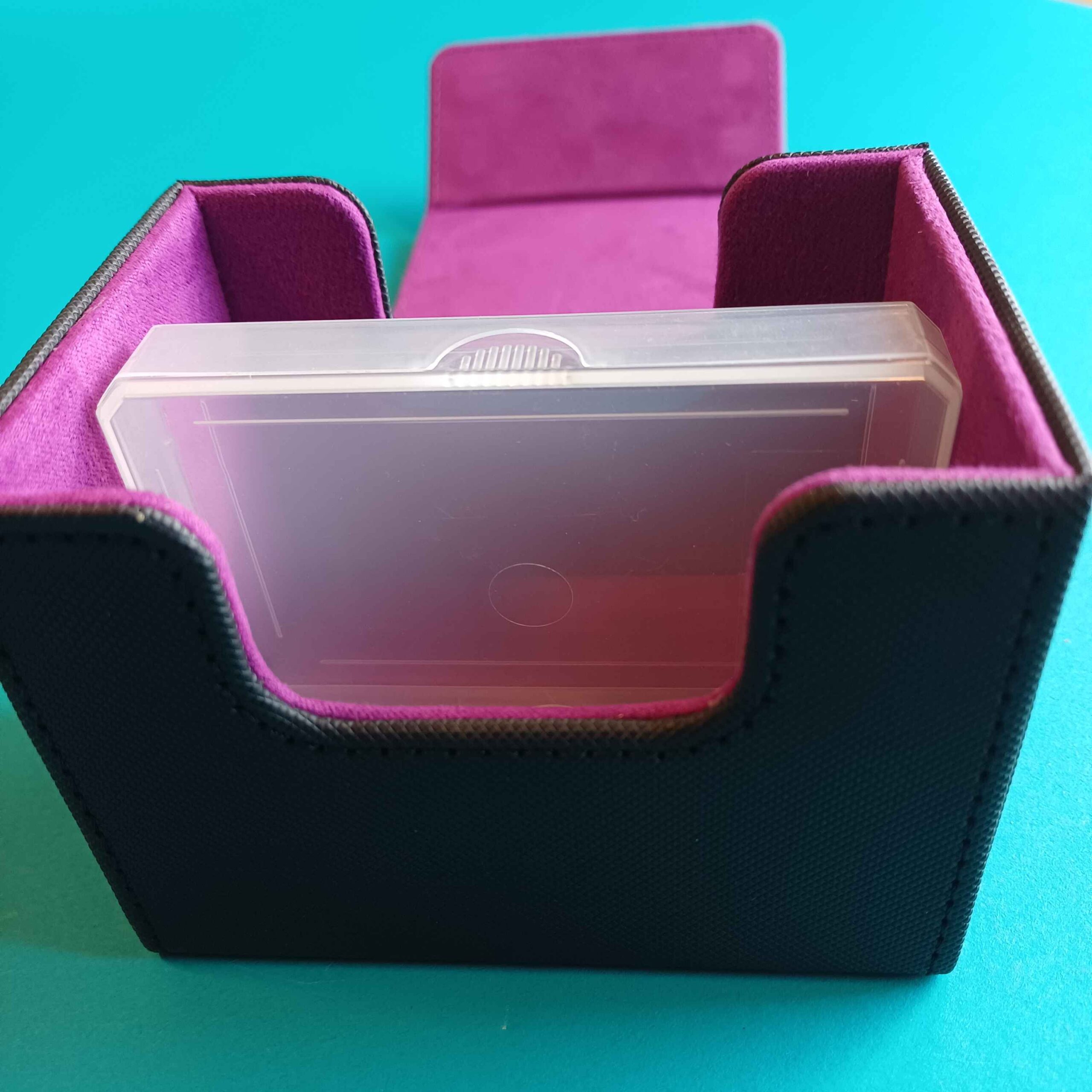 Premium Kartenbox für Sammelkarten – Schwarz/Violett mit Magnetverschluss – Bild 4