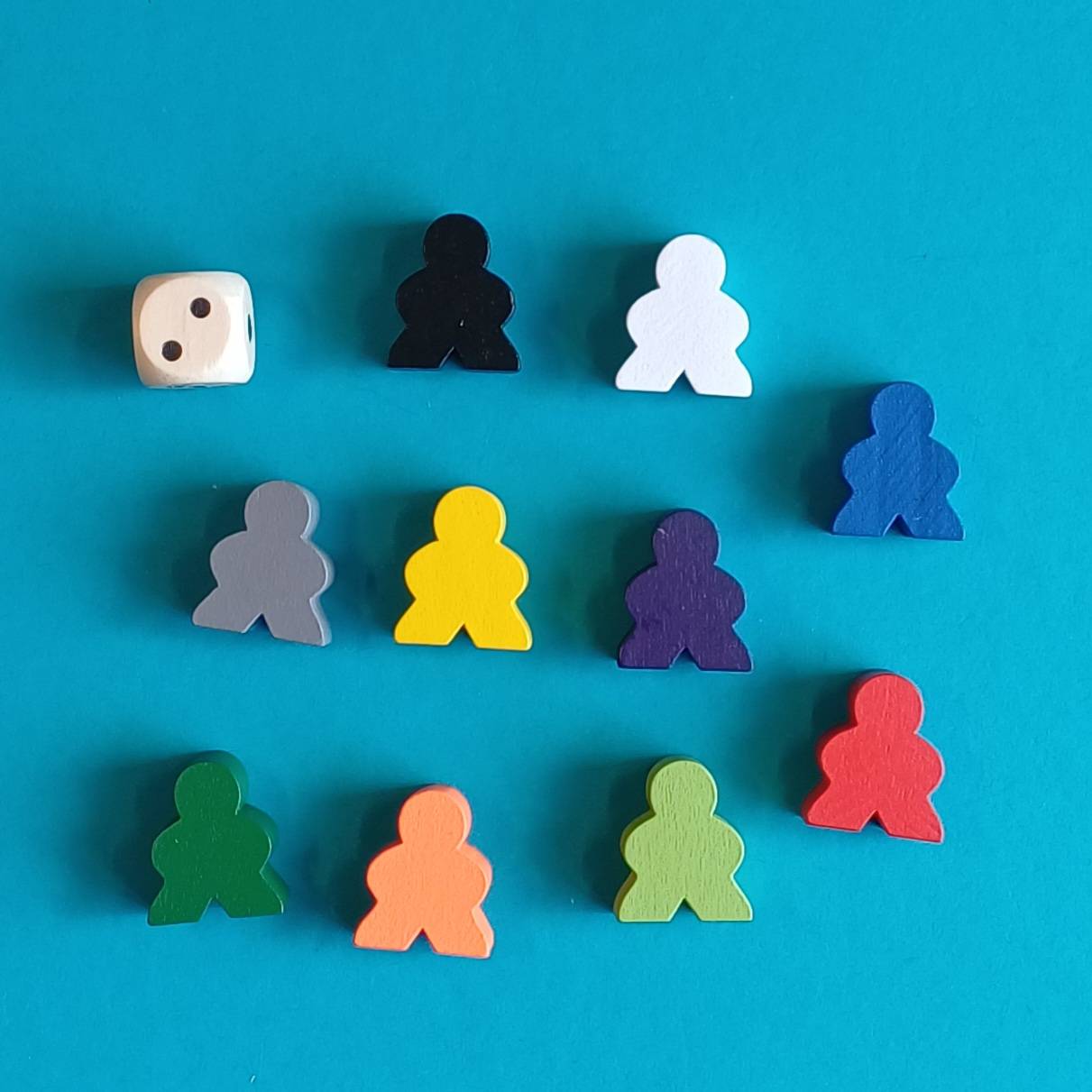 Buntes Holzfiguren-Set – 10 Spielfiguren mit Würfel (11-teilig) – Bild 2