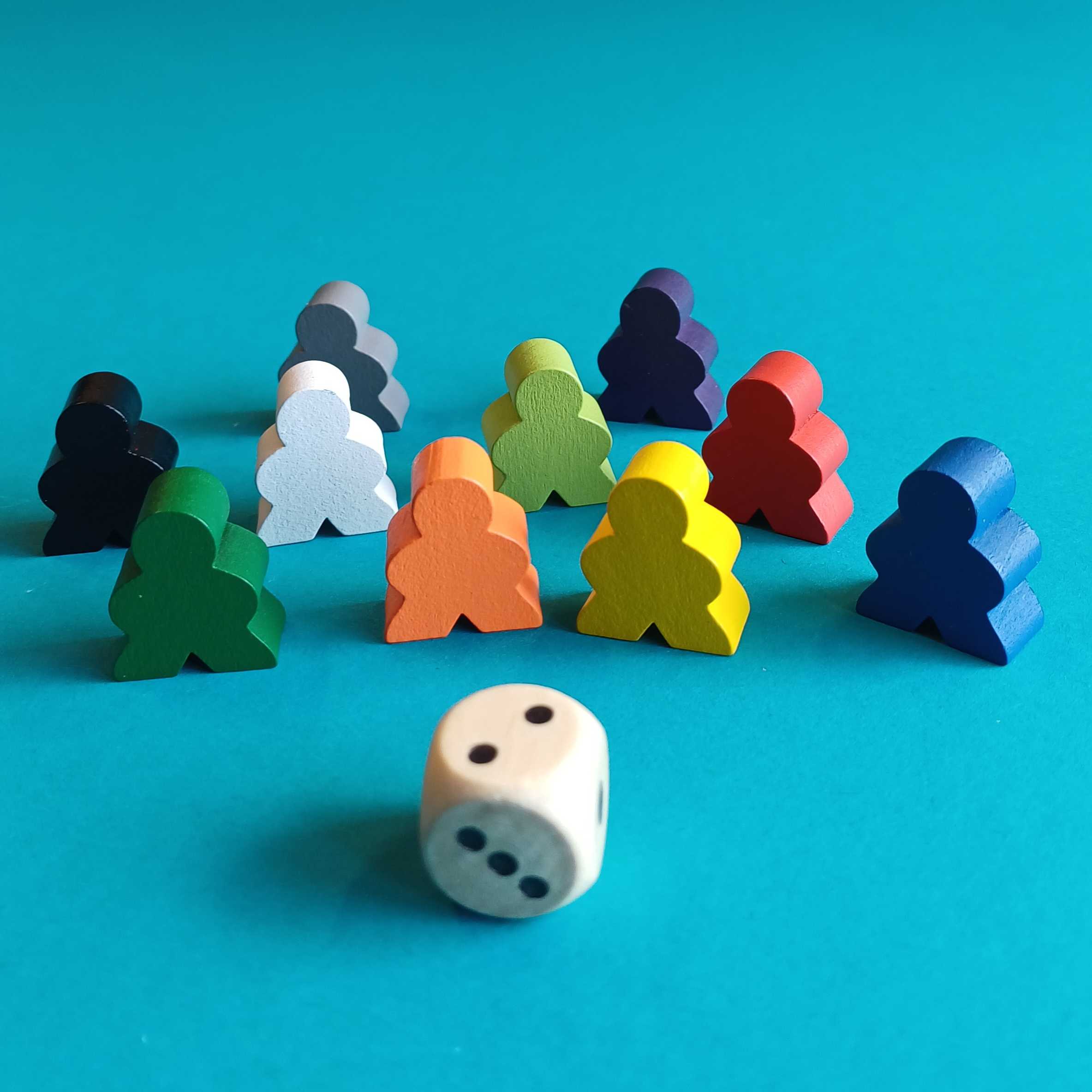 Buntes Holzfiguren-Set – 10 Spielfiguren mit Würfel (11-teilig)