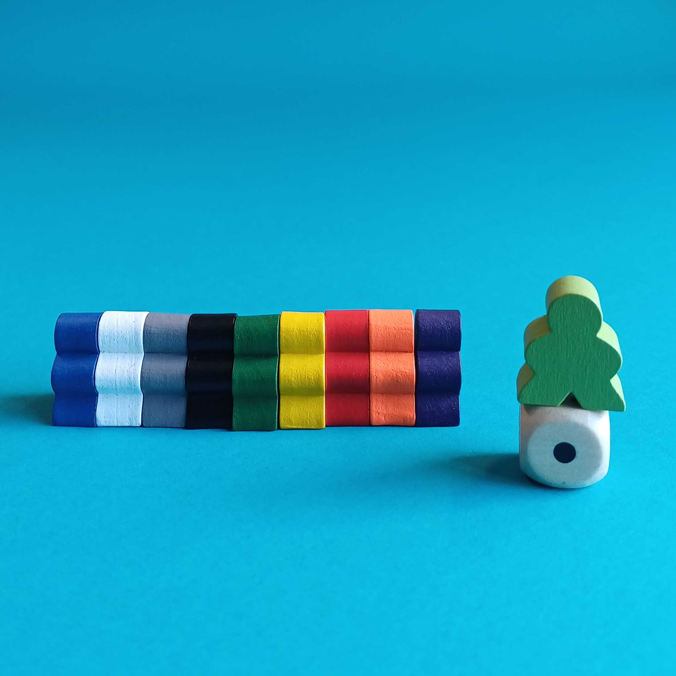 Buntes Holzfiguren-Set – 10 Spielfiguren mit Würfel (11-teilig) – Bild 3