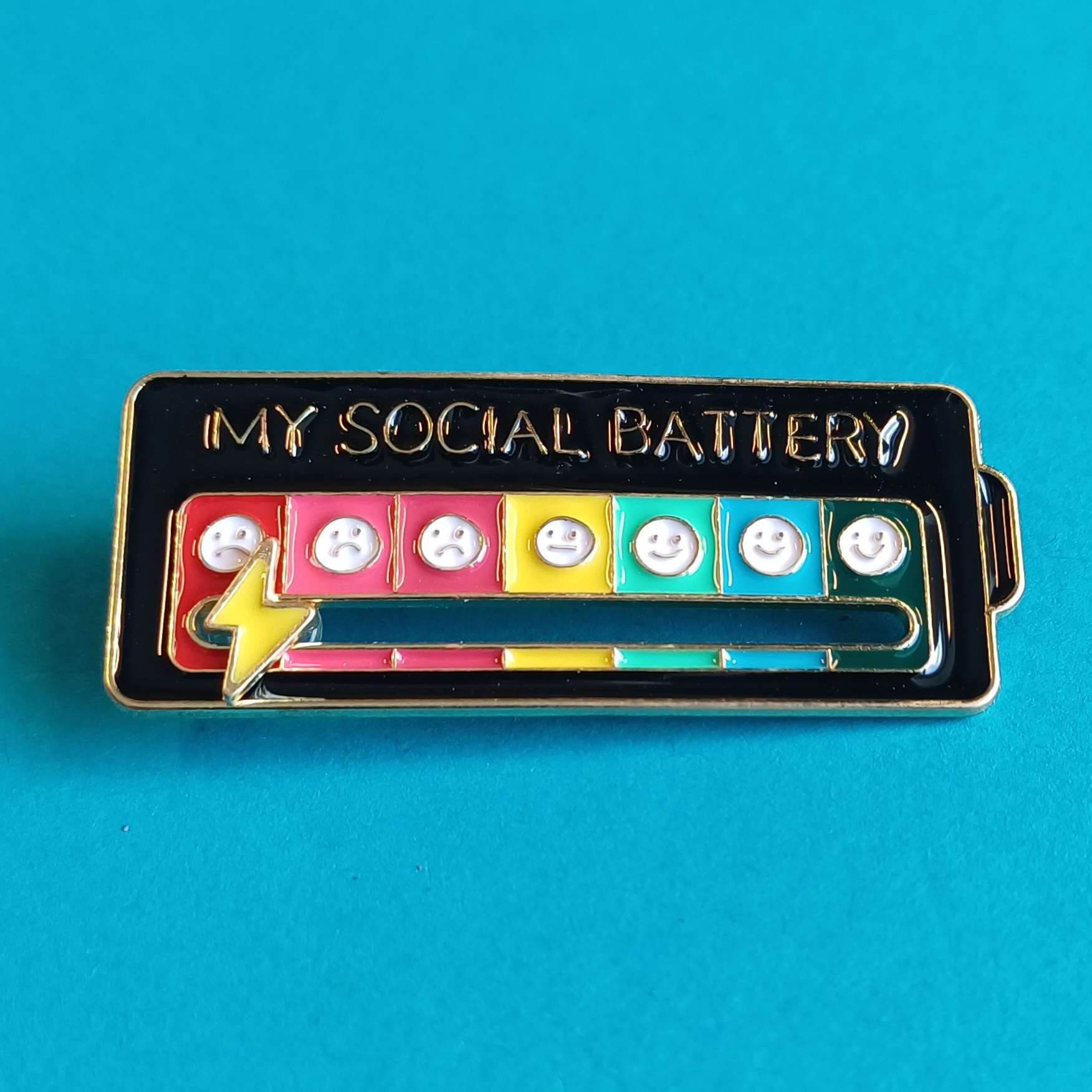 My Social Battery – Ansteck-Pin mit beweglichem Ladestand – Bild 2