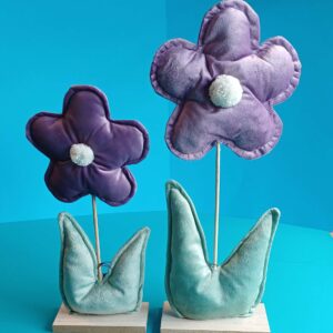 Deko-Aufsteller – Große Blume aus Samt – Violett & Grün (45 × 20 × 8 cm)