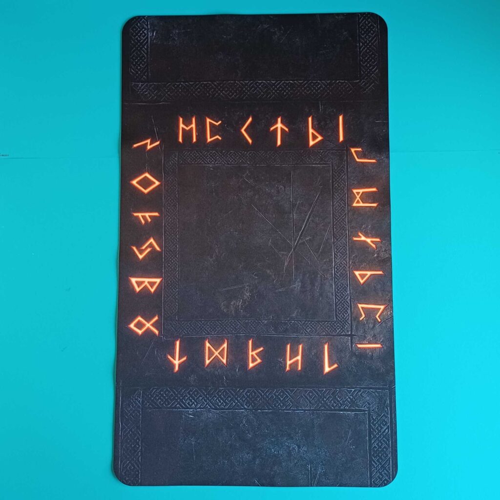 Spielmatte für Kartenspiele – Runestone – 61 × 35,5 cm