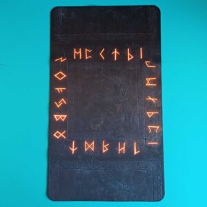 Spielmatte für Kartenspiele – Runestone – 61 × 35,5 cm