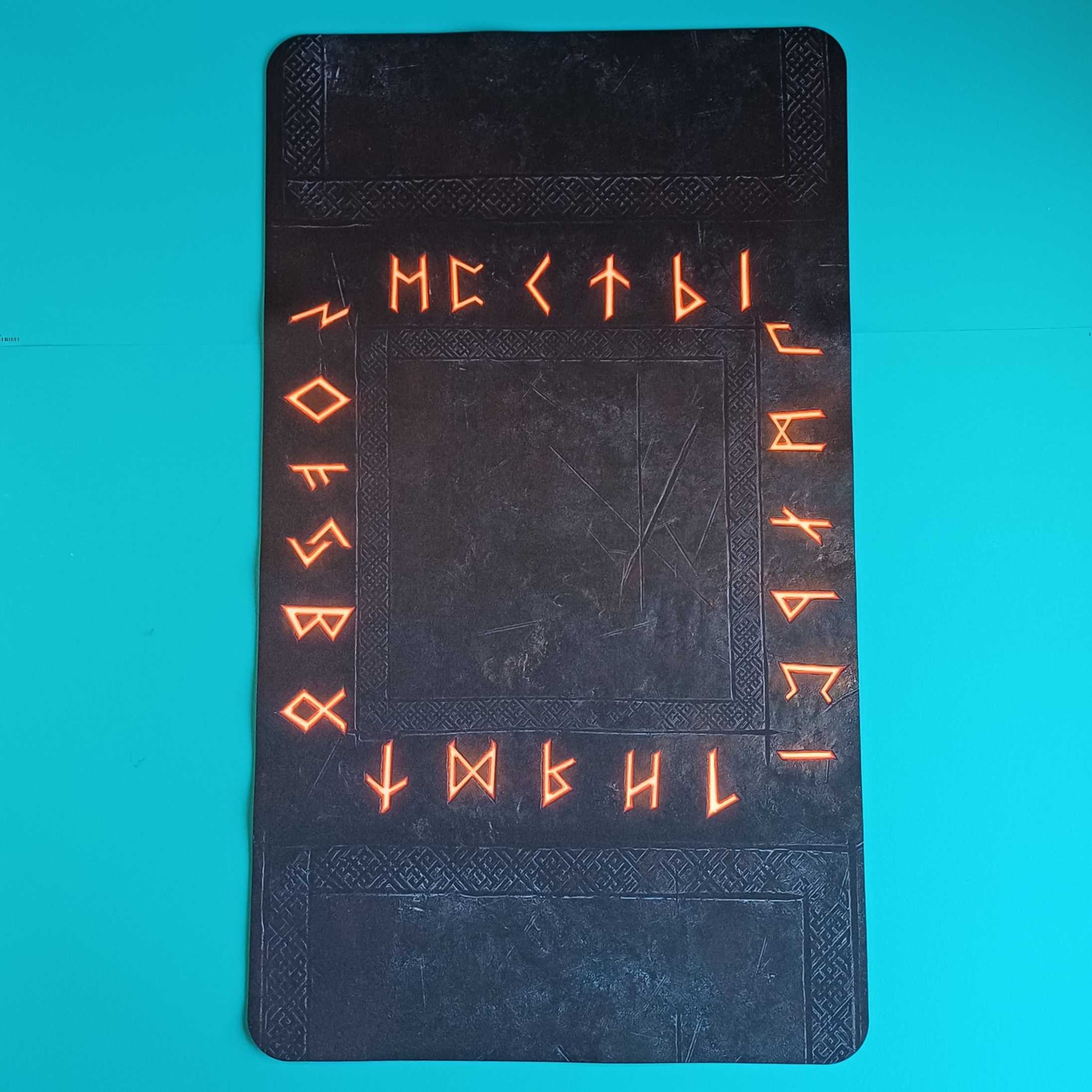 Spielmatte für Kartenspiele – Runestone – 61 × 35,5 cm