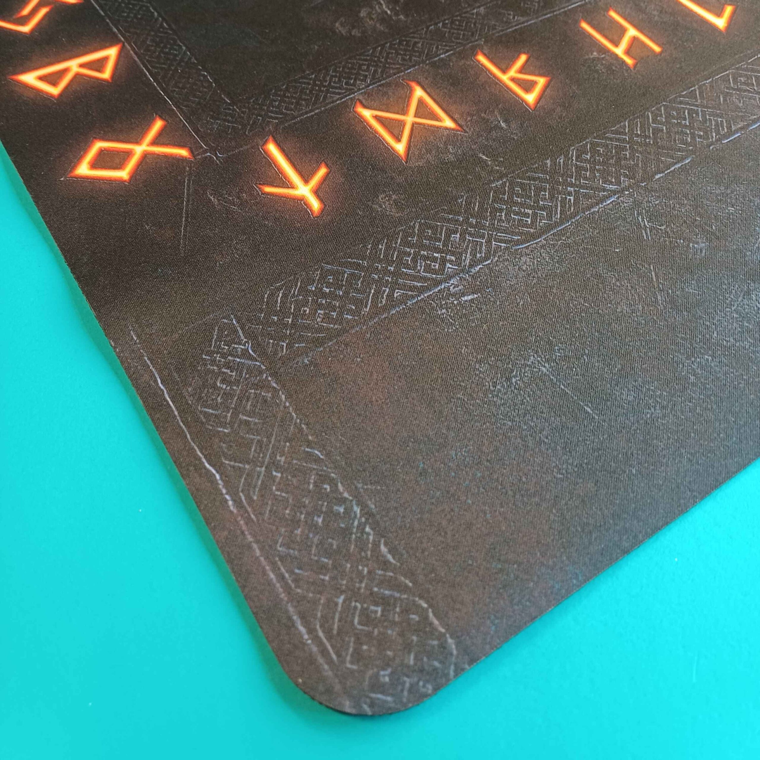 Spielmatte für Kartenspiele – Runestone – 61 × 35,5 cm – Bild 2