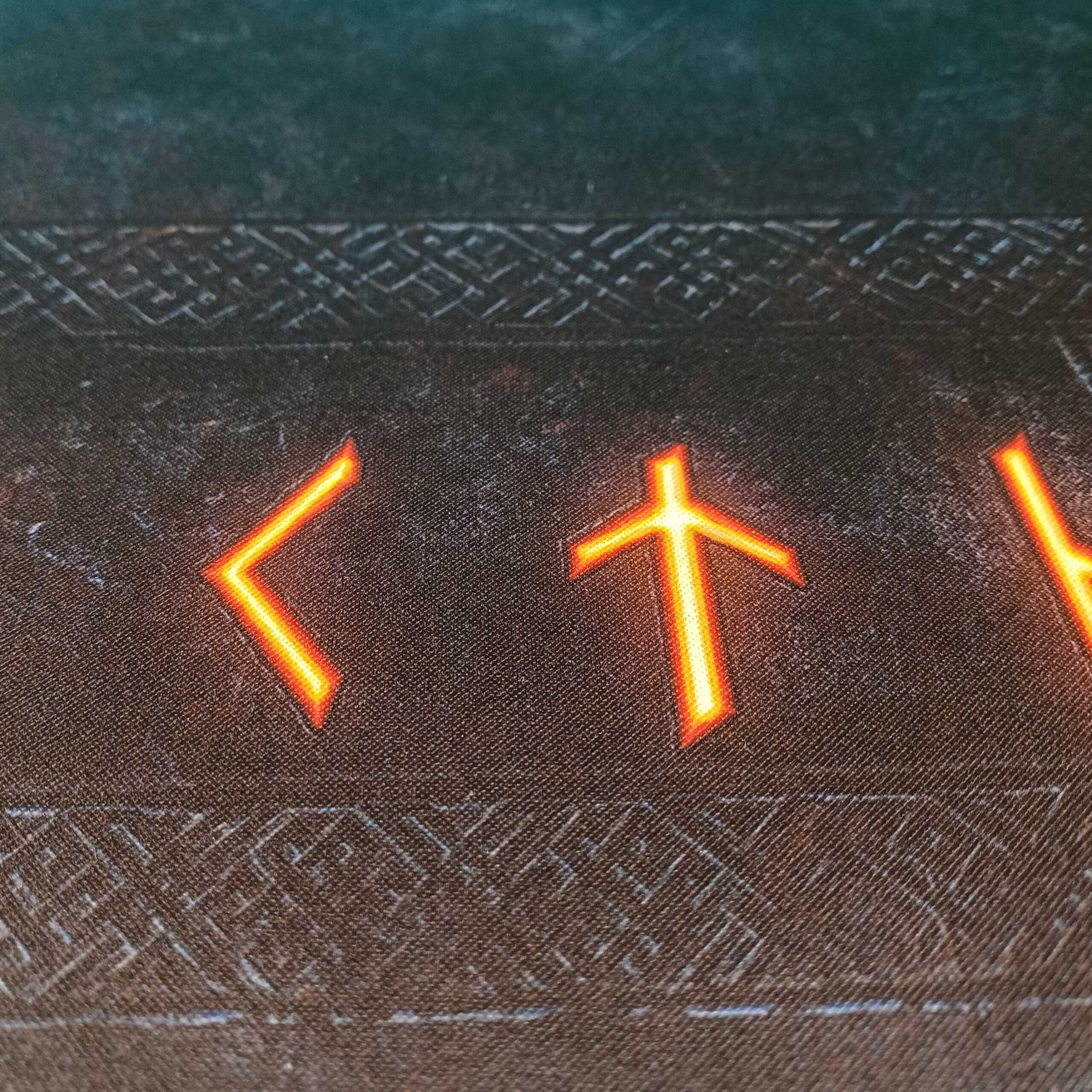 Spielmatte für Kartenspiele – Runestone – 61 × 35,5 cm – Bild 3