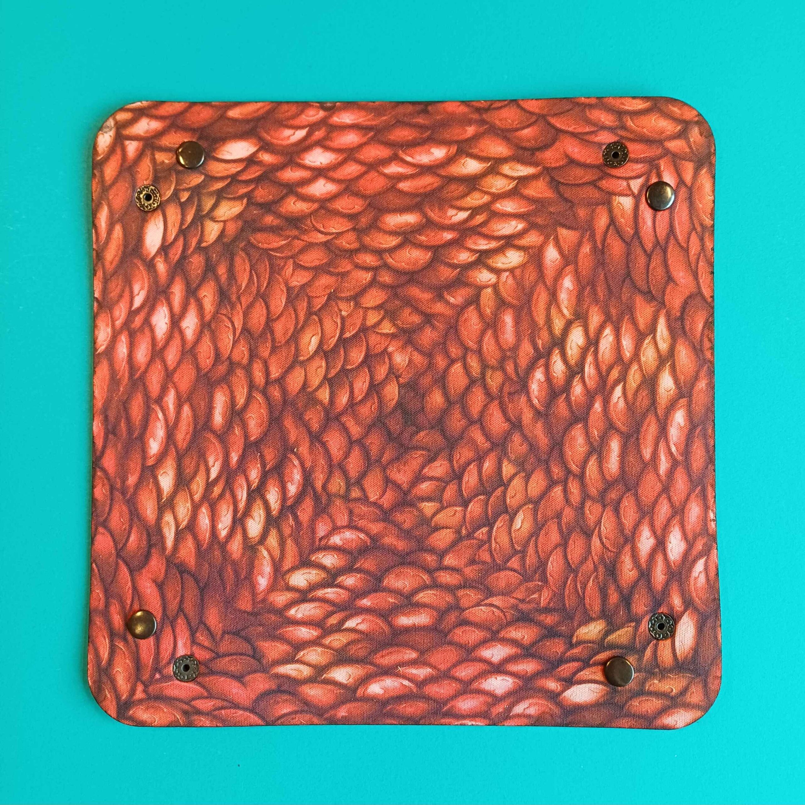 Premium-Würfelnest (Dice Tray) – Roter Drache – nachleuchtend – 22 × 22 cm – Bild 3